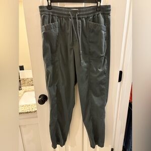 Lou and grey loft green pant